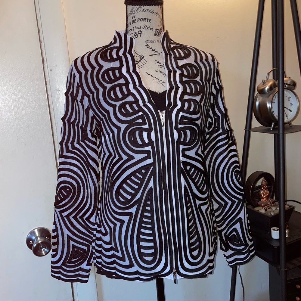 T&W Designs black and white geometric design zippered jacket sz M